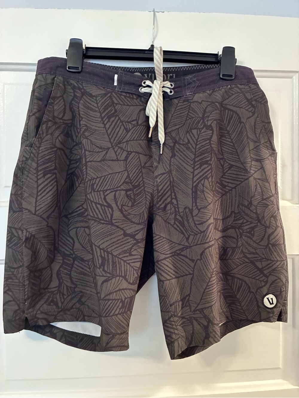 Vuori Cruise Boardshort 7" Charcoal Leaf-Print Swim Size 32